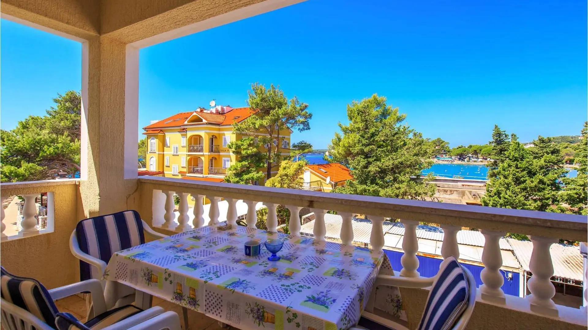 Pet Friendly Apartment In Banjol With Kitchen 0*,